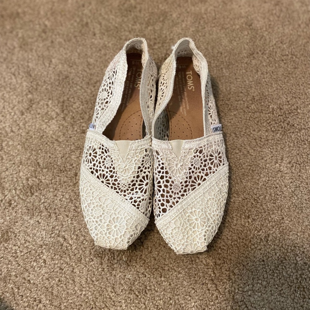 Ivory Crochet Lace Classic TOMS Sz 6